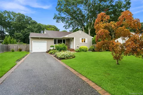 77 Lumur Dr, Sayville, NY 11782