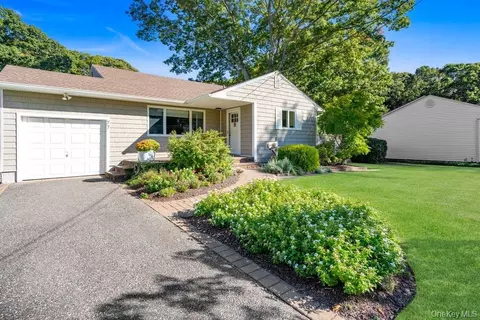 77 Lumur Dr, Sayville, NY 11782