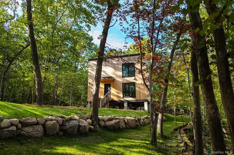 5 Oakwood Dr, Wading River, NY 11792