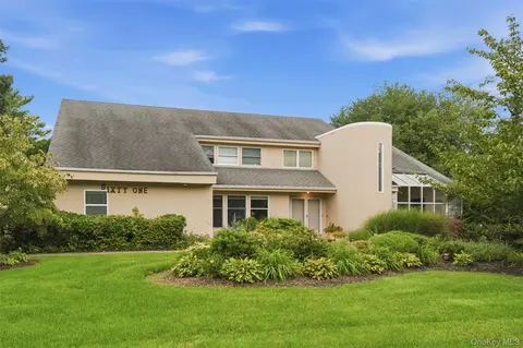 61 Villanova Ln, Dix Hills, NY 11746
