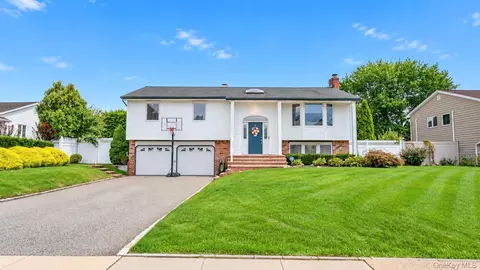 163 S Plaisted Ave, Hauppauge, NY 11788
