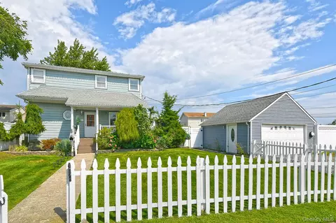 48 Lake St, Lindenhurst, NY 11757