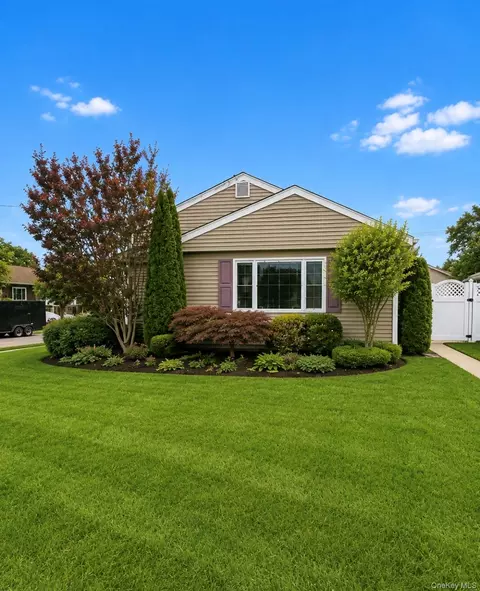 2426 Freeport St, Wantagh, NY 11793