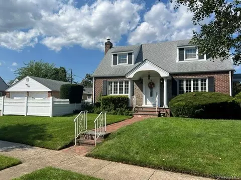 466 Croyden Rd, Garden City, NY 11530