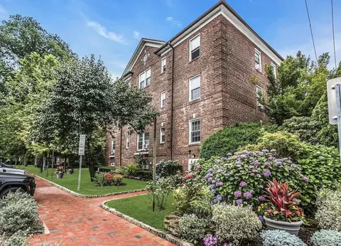 8 Welwyn Rd #2G, North Hempstead, NY 11020