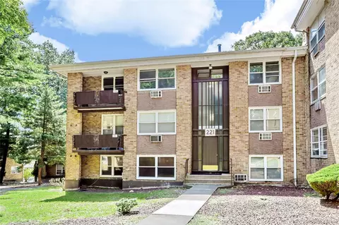 221 Kearsing Pkwy #E, Ramapo, NY 10952