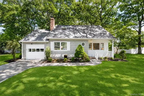 23 Canvasback Ln, East Quogue, NY 11942