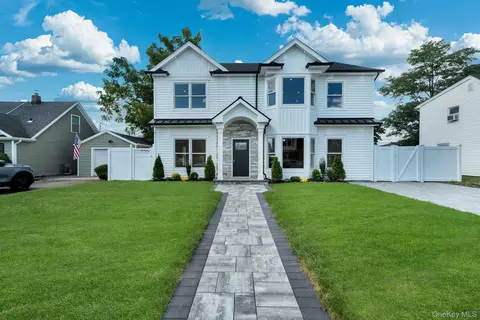 84 Rope Ln, Levittown, NY 11756