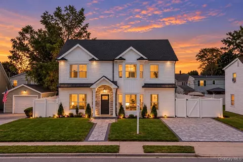 84 Rope Ln, Levittown, NY 11756