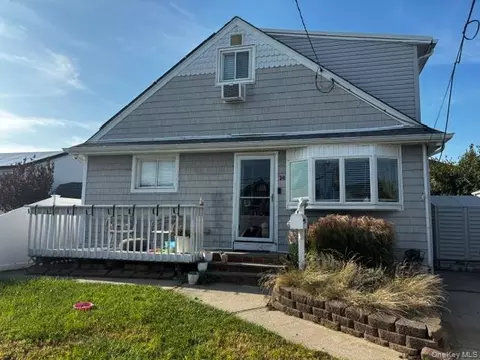 14 E Seacrest Ave, Lindenhurst, NY 11757