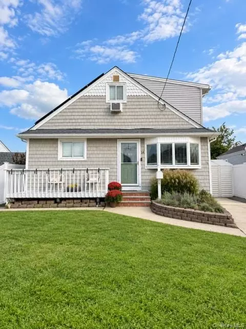 14 E Seacrest Ave, Lindenhurst, NY 11757