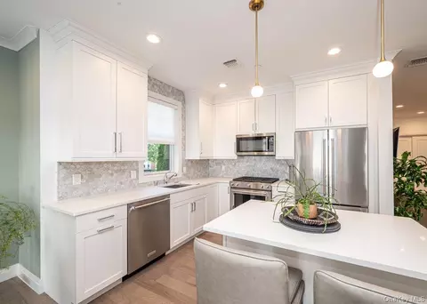 Kitchen - 30101 Spruce Pond Cir, Plainview, NY 11803 photo 2 of 4