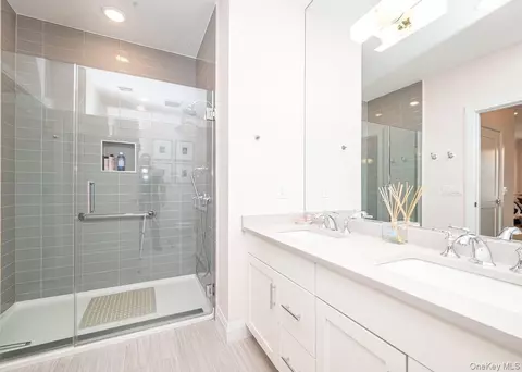 Bath - 30101 Spruce Pond Cir, Plainview, NY 11803 photo 1 of 3