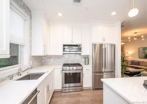 Kitchen - 30101 Spruce Pond Cir, Plainview, NY 11803 photo 3 of 4