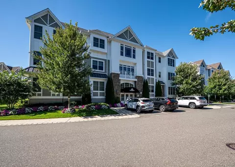 30101 Spruce Pond Cir, Plainview, NY 11803