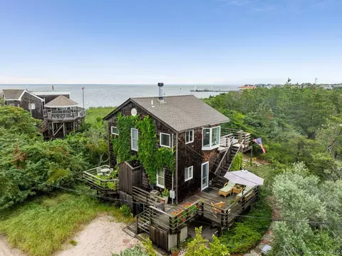 31 End Walk, Bay Shore, NY 11706