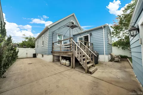 Exterior - 19 Westmoreland Rd, Merrick, NY 11566 photo 3 of 4