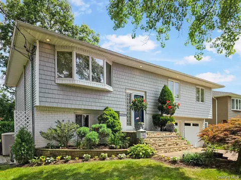 1727 Roberta Ln, Merrick, NY 11566