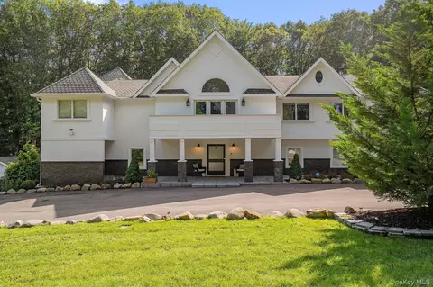 12 Seaside Dr, Port Jefferson, NY 11777