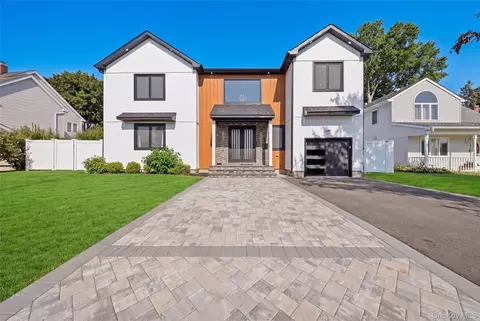 9 Vista Ln, Levittown, NY 11756