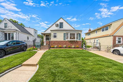 8118 260th St, Glen Oaks, NY 11004