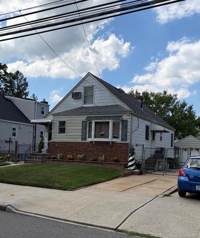 8118 260th St, Glen Oaks, NY 11004
