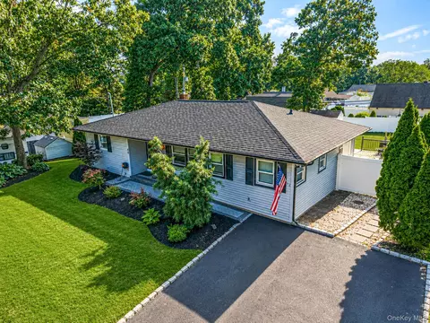 40 Avenue A, Holbrook, NY 11741