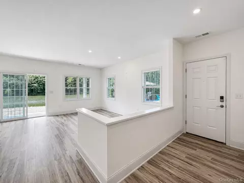 Living - 25 Marina Dr, Catskill, NY 12414 photo 6 of 10
