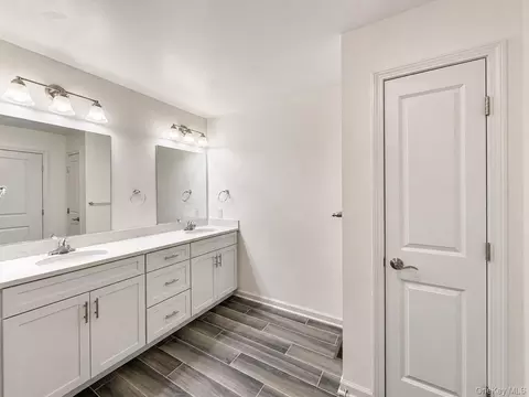 Bath - 25 Marina Dr, Catskill, NY 12414 photo 1 of 4