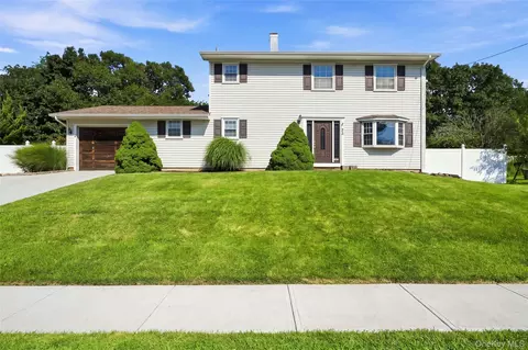 25 Harvey Ln, Lake Ronkonkoma, NY 11779
