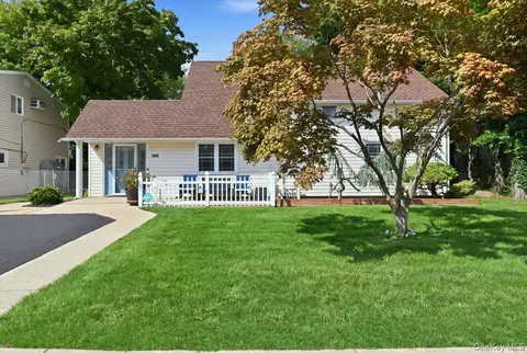 136 Tardy Ln S, Wantagh, NY 11793