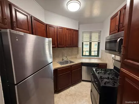 1725 Purdy St #1C, New York, NY 10462