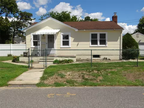 272 12th Ave, West Babylon, NY 11704