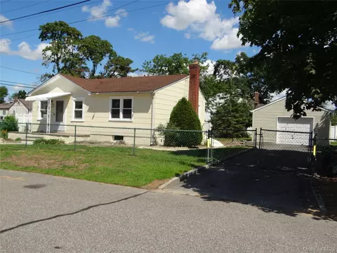 272 12th Ave, West Babylon, NY 11704