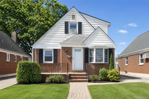 175 Latham Rd, North Hempstead, NY 11501