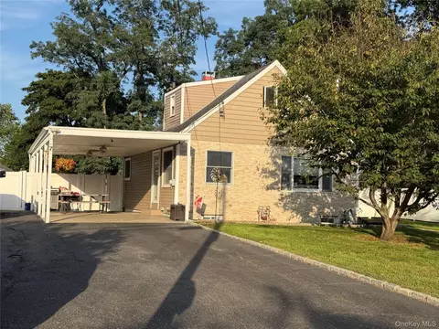 7 Crystal Ln, Brentwood, NY 11717