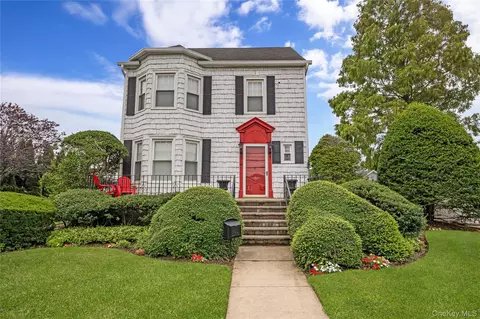 94 Fallwood Pkwy, Farmingdale, NY 11735