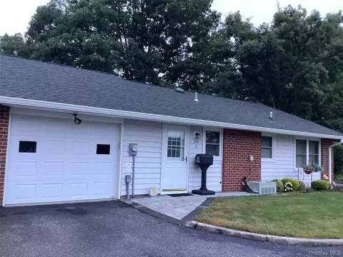 238 Blackpool Ct #A, Ridge, NY 11961