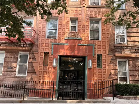 601 Pelham Pkwy N #108, New York, NY 10467