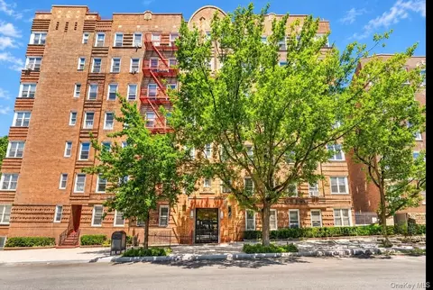 601 Pelham Pkwy N #108, New York, NY 10467
