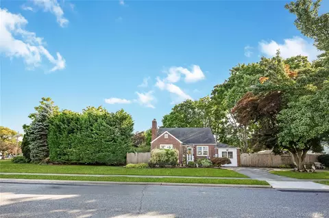 42 Spencer St, Farmingdale, NY 11735