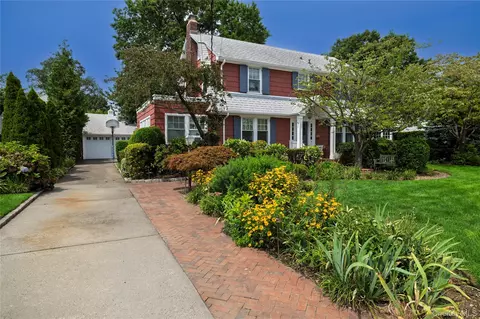 66 S Lewis Pl, Rockville Centre, NY 11570