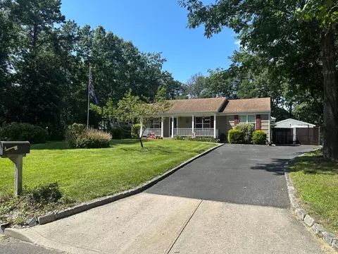 24 Evergreen Dr, Manorville, NY 11949