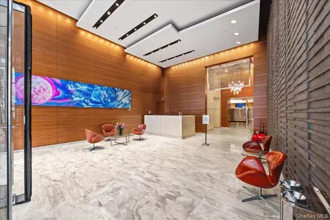 350 W 42nd St #19I, New York, NY 10036