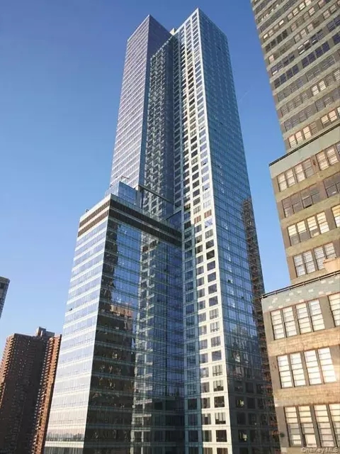 350 W 42nd St #19I, New York, NY 10036