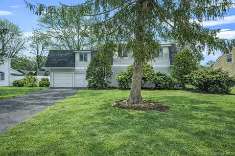 22 Meyer Ln, Medford, NY 11763