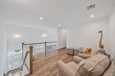 Entry Way - 348 Alysweep Ln, Yaphank, NY 11980 photo 4 of 5