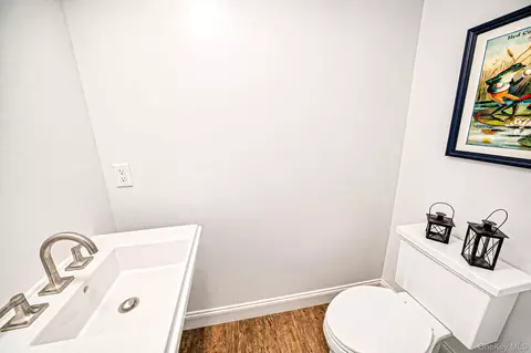 Bath - 348 Alysweep Ln, Yaphank, NY 11980 photo 2 of 3