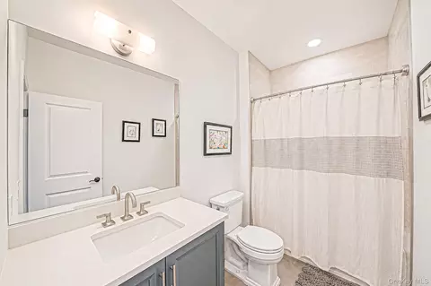 Bath - 348 Alysweep Ln, Yaphank, NY 11980 photo 3 of 3