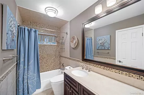 Bath - 6 Reeback Dr, Ossining, NY 10562 photo 1 of 2
